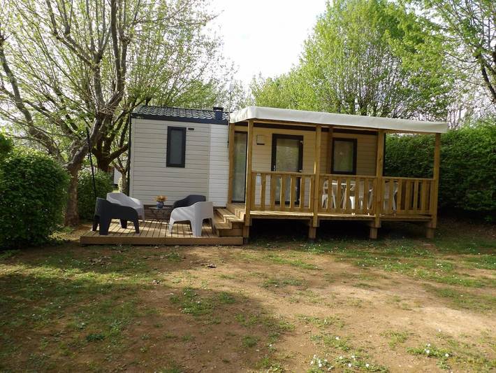 Camping pour 4 personnes, avec jardin ainsi que terrasse et piscine
