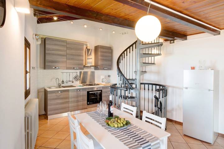 Apartamento inteiro, Apartamento de férias em Beautiful Vineyard 'Crotto Palma' com vista para o lago e Wi-Fi in Dongo, Lago de Como