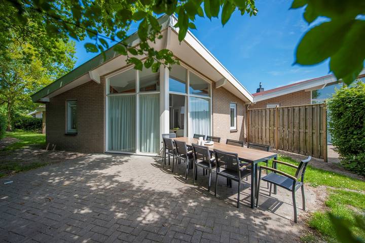 Bungalow voor 10 personen, with Balkon/Terras and Terras as well as Tuin in Domburg