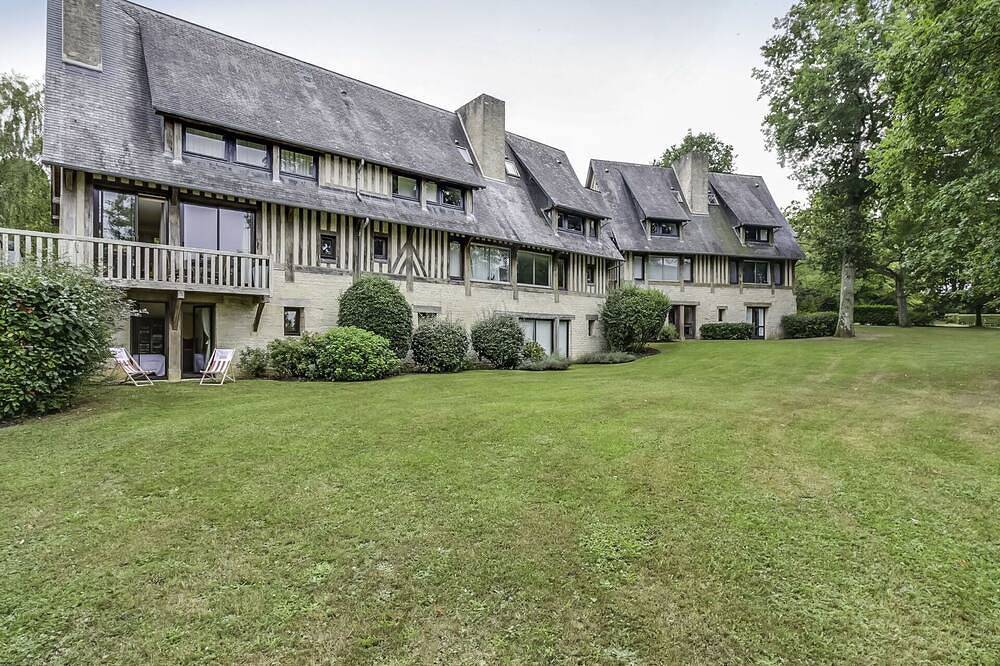 Entire apartment, Nice apartment for 5 people with Wifi, Tv and terrace in Tourgéville, Lisieux region