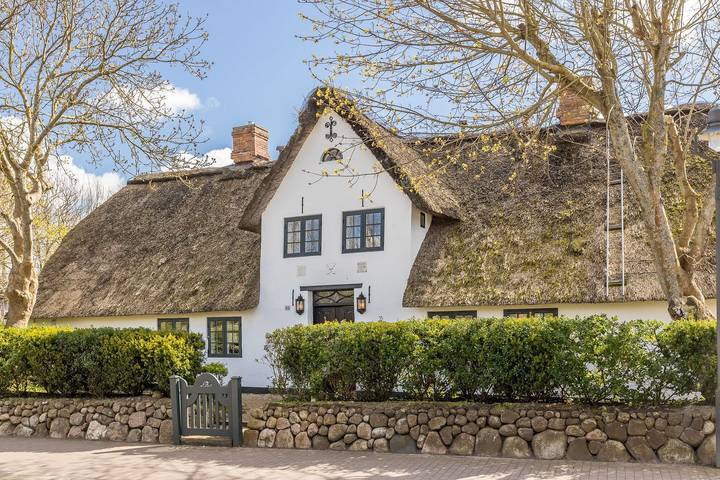 Historisches Reetdach-Hausteil mit ca. 85 m² Nutzfläche im Erd- und Obergeschoß in Tinnum, Sylt (Gemeinde)