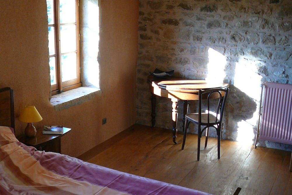Ancienne ferme en pierre, rénovée avec goût, au cœur des monts du Lyonnais in Saint-Martin-en-Haut, Lyon et ses environs