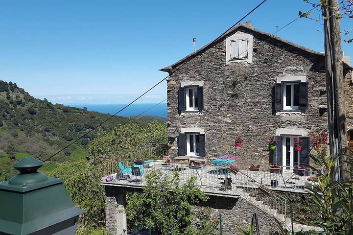 Location de vacances pour 4 personnes, avec terrasse et jardin à Porri