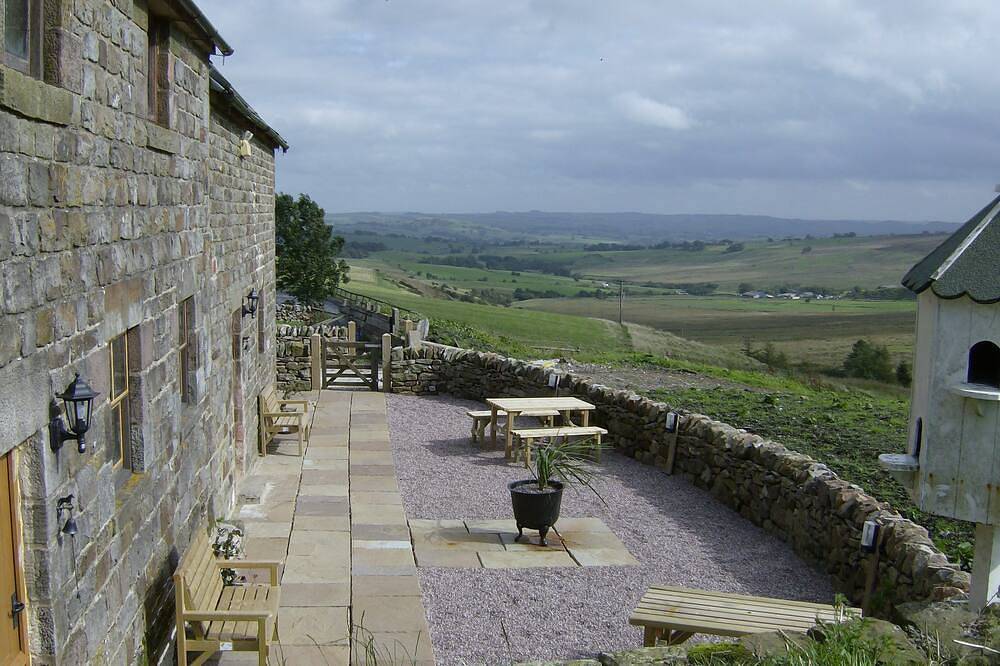Historic Barn With Breathtaking Views Over Derbys/Staffs Border. Pet Friendly in Staffordshire