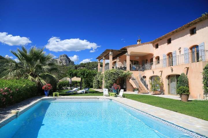 Chambre d’hôte pour 12 personnes, avec Balcon et Terrasse ainsi que Jardin et Piscine