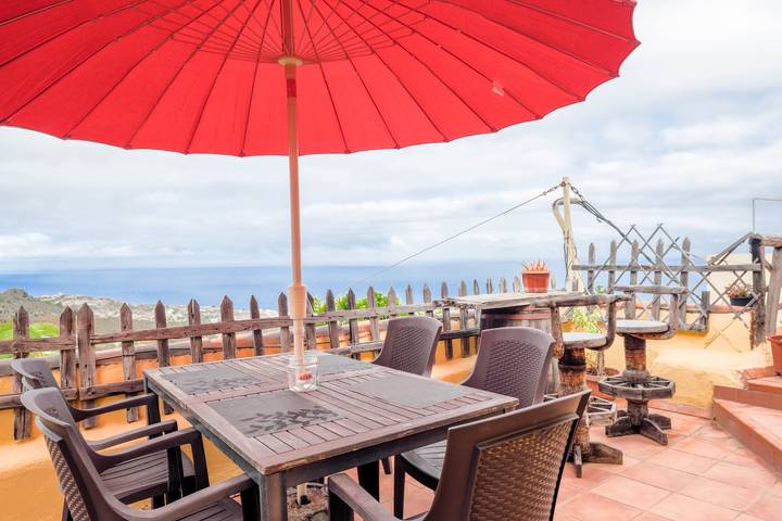 Holiday Home "Carmela" with Amazing Ocean Views, Terrace & Wi-Fi in El Farrobo, La Guancha