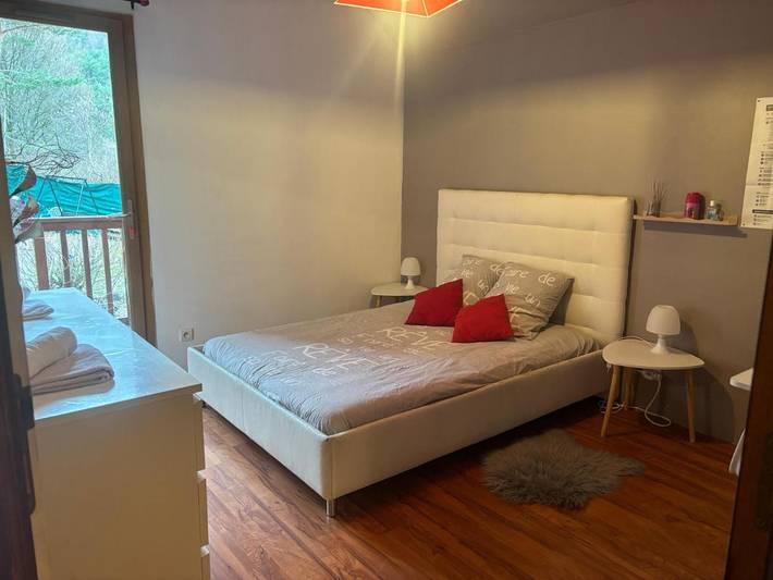 Chambre d’hôte pour 3 personnes, avec balcon et vue ainsi que jardin et vue sur le lac dans Lac de Serre-Ponçon