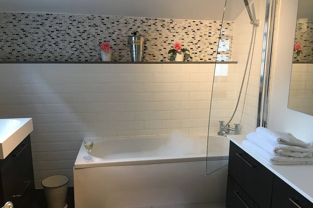 Neptune Cottage Whitstable; 3 bedroom cottage, beautiful garden; 5 mins beach. in Whitstable, Kent