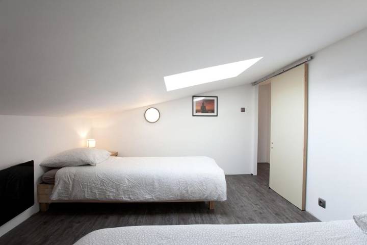 Location de vacances pour 5 personnes, avec vue ainsi que piscine et jardin à Sénas - 2