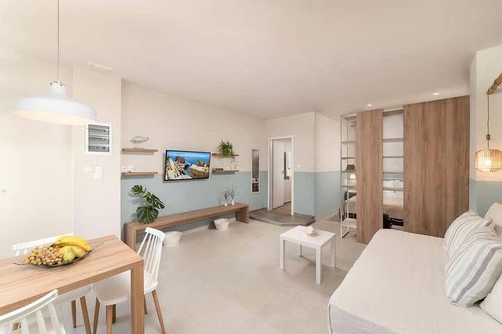 Studio appartment with patio by the coast in Stalida, Iraklio-Heraklion und Umgebung