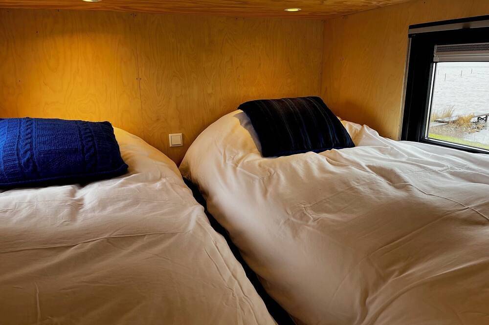 Sleeping on a Dike - Tiny House in Ijsselmeer