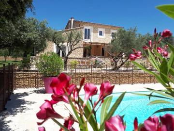 Chambre d’hôte pour 2 personnes, avec vue et piscine ainsi que terrasse et jardin à Gordes