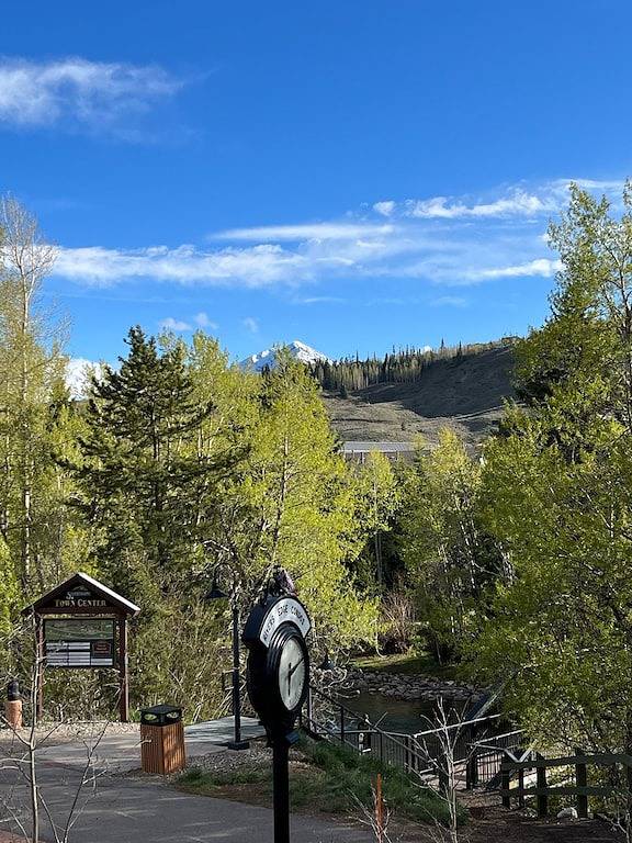 Ganze Wohnung, Luxus Neubau - Eigene Hot Tub mit Blick auf Blue River in Silverthorne, Arapaho and Roosevelt National Forests