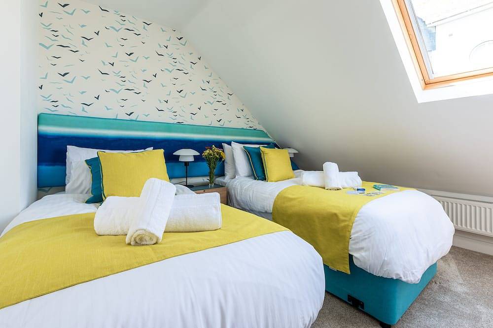 Entire apartment, Porthia Penthouse, 2 bedrooms, 2 bathrooms, sea views, parking and free Wifi in St. Ives, Cornwall