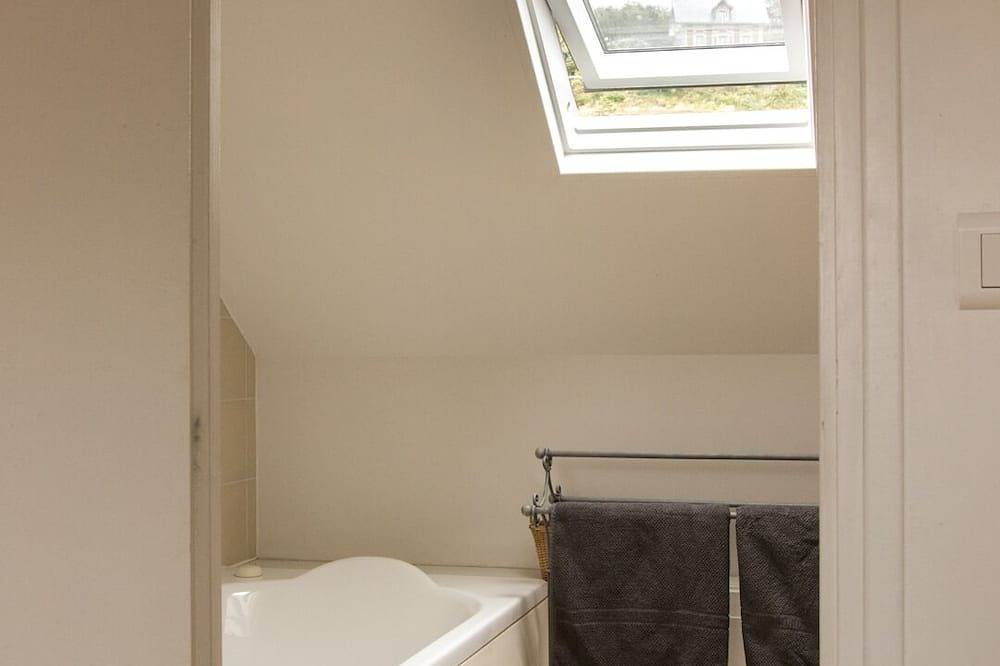 Typical fisherman's house, town center, sea view in Étretat, Le Havre region