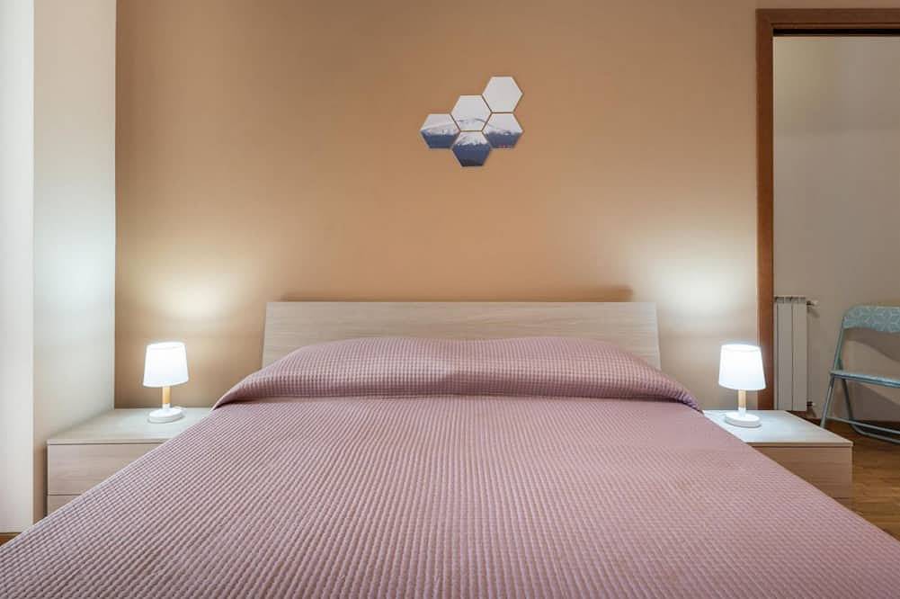 Ganze Wohnung, A cozy and spacious 110 square meters apartment, perfect for three people, located on the ground floor of a modern building.The property is located in Nicolosi, a town in the province of Catania located on the southern slopes of Mount Etna, making it an in Nicolosi, Ätna