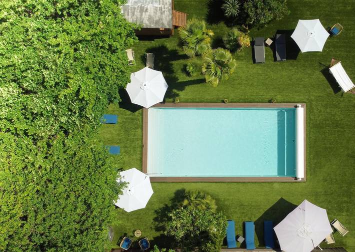 Chambre d’hôte pour 3 personnes, avec jacuzzi et jardin ainsi que piscine et terrasse, animaux acceptés