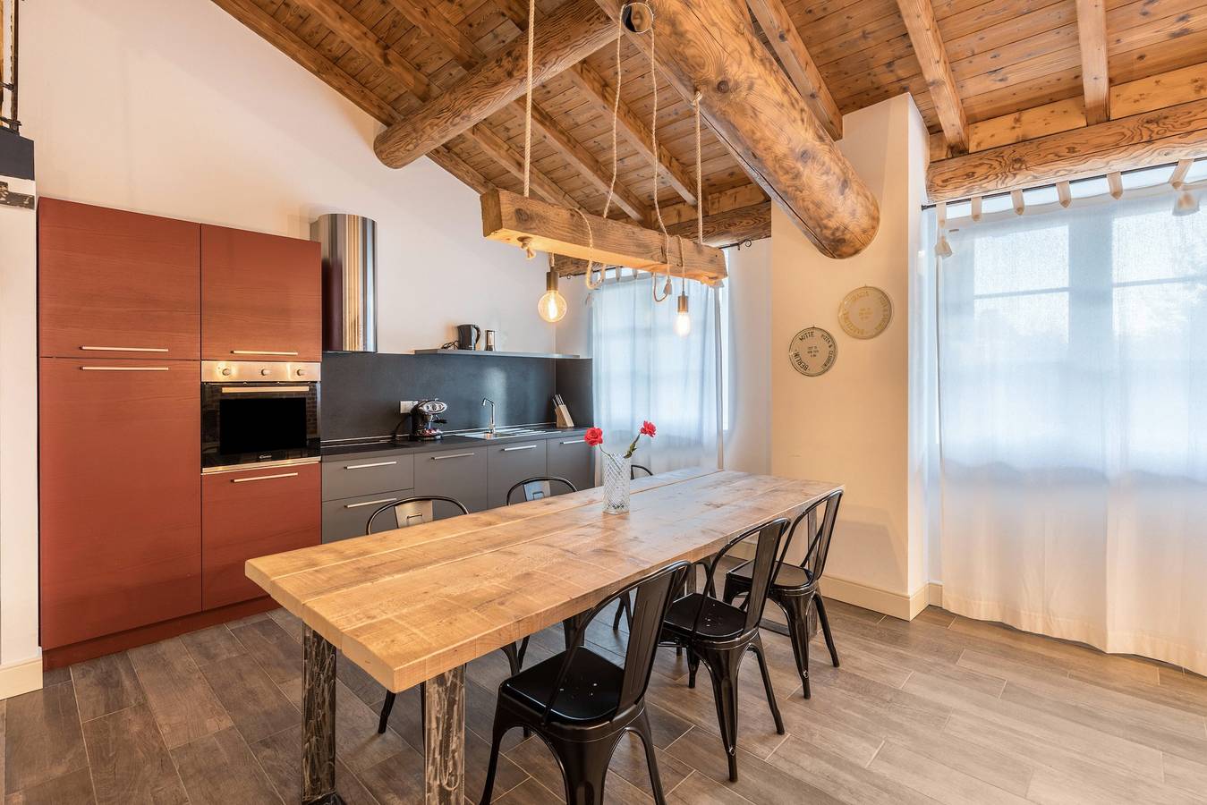 Appartement entier, Appartement de vacances romantiquement meublé "Acero" avec Wi-Fi, jardin et piscine partagés in Rivoltella del Garda, Desenzano del Garda