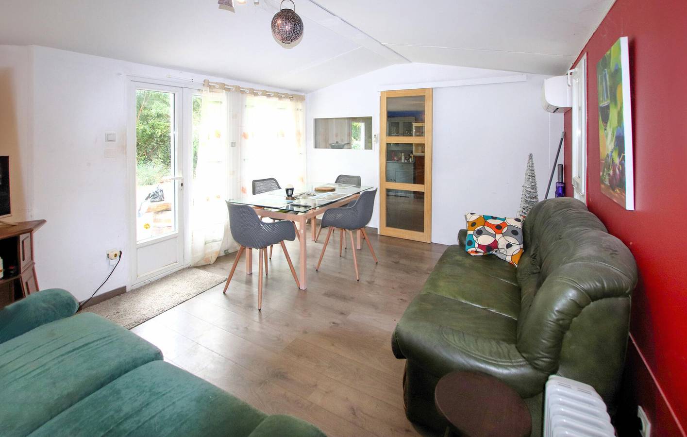 Charmant mobile home avec kitchenette, parking, jardin et jacuzzi in Beauchastel, Privas (arrondissement)
