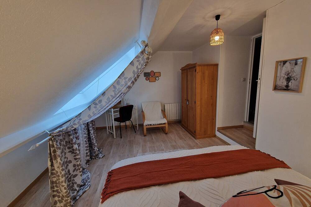 Entire apartment, Quiet 8-person Logis 300 m walk from the karting circuit in Vesoul, Haute-Saône