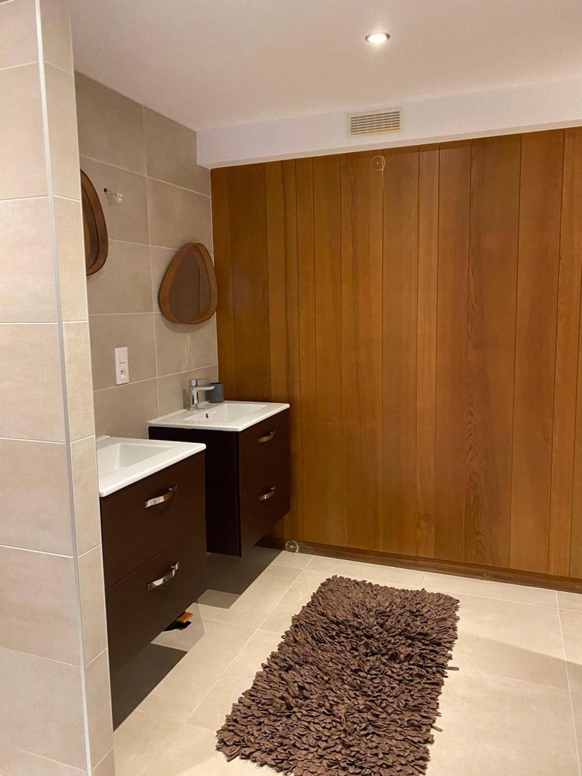 Entire apartment, Architect-Designed 'Atypique' 2-Bedroom Apartment with Shared Garden in Epinal in Épinal, Épinal region