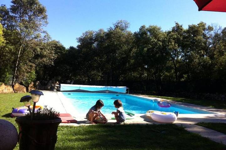 Location de vacances pour 12 personnes, avec jardin et terrasse à Junas