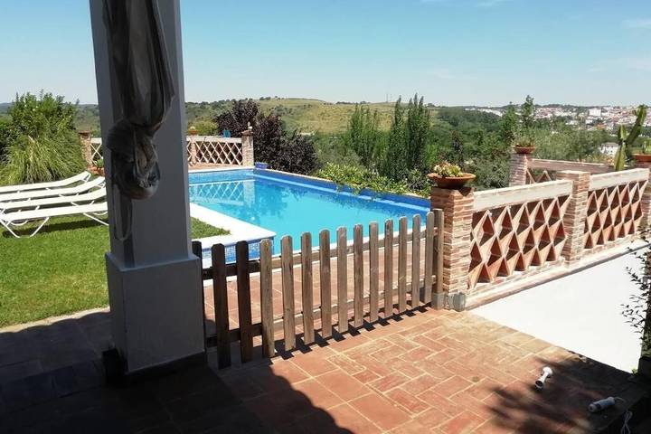 Apartamento para 10 personas, con Balcón y Terraza además de Jardín y Piscina en Cazalla de la Sierra