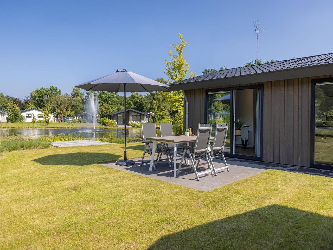 Modern chalet with bath, in a holiday park in the Brabant Kempen in Veldhoven, North Brabant