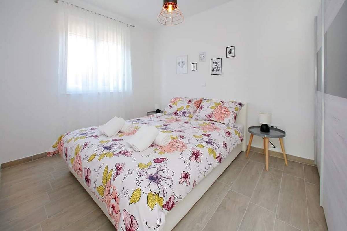 Ganze Wohnung, 2-Zimmer-Ferienwohnung mit Balkon und Meerblick Bibinje, Zadar A-19610-c in Bibinje, Zadar