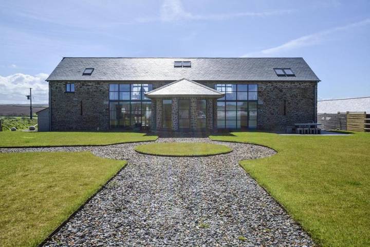Holiday rental for 12 people, with hot tub and garden, with pets in Hartland