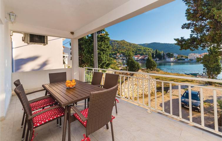 Ganze Ferienwohnung, Gemütliche 300 m zum Strand: Klimatisierte Wohnung mit Terrasse und Parkplatz in Blace, Dubrovnik-Neretva