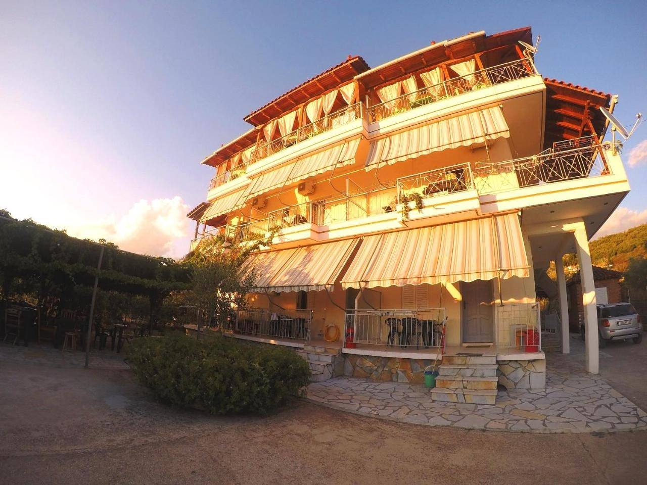 Rexhos Studios in Himarë, Vlorë
