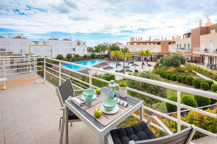 Holiday apartment for 4 people, with children pool and garden in Algarve