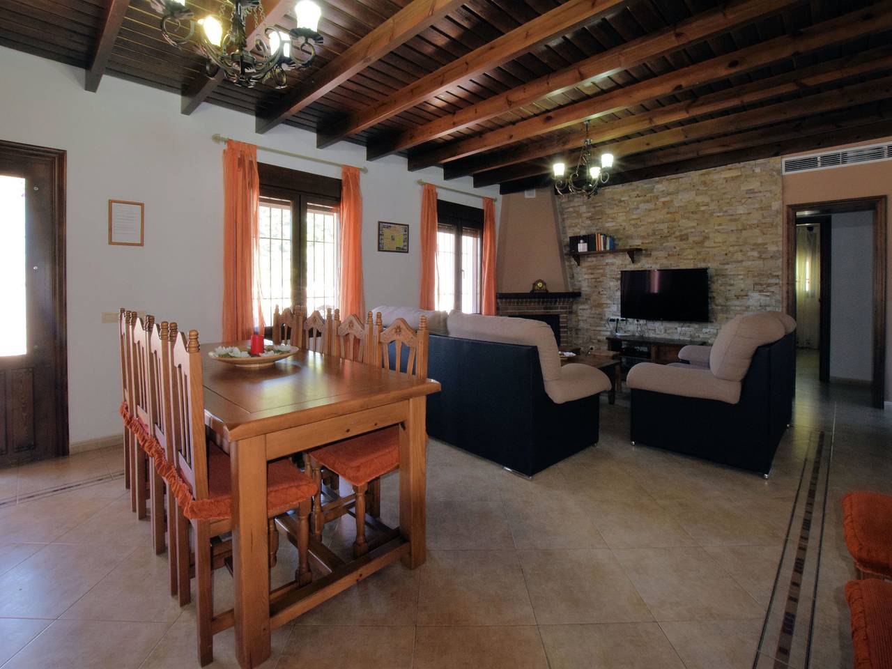 Familienvilla mit Garten in Sayalonga, Costa del Sol