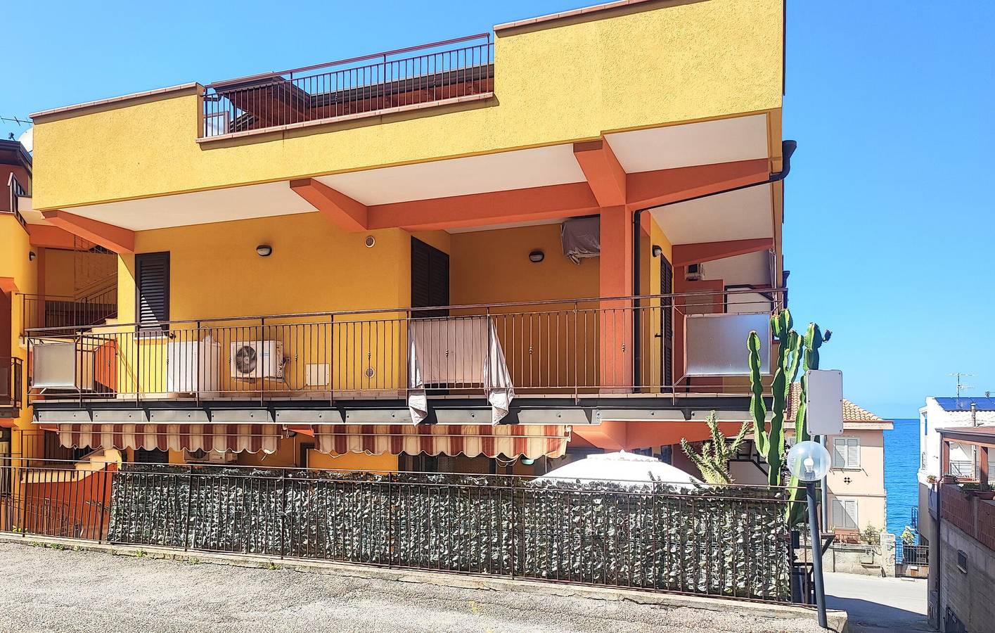 Ganze Ferienwohnung, Gemütliche Ferienwohnung mit WLAN, Klimaanlage und Parkplatz, 1,5 km vom Strand Pietrarossa entfernt in Marina di Caronia, Caronia