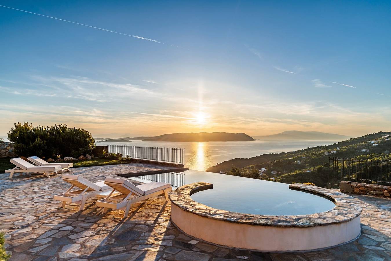 Villa Alverionis, Divine Sea Views, Private Infinity Pool, Spacious Furnished Terrace, Skopelos in Sporades