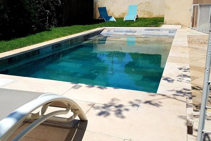 Location de vacances pour 7 personnes, avec vue ainsi que piscine et jardin, animaux acceptés à Meyreuil - 3