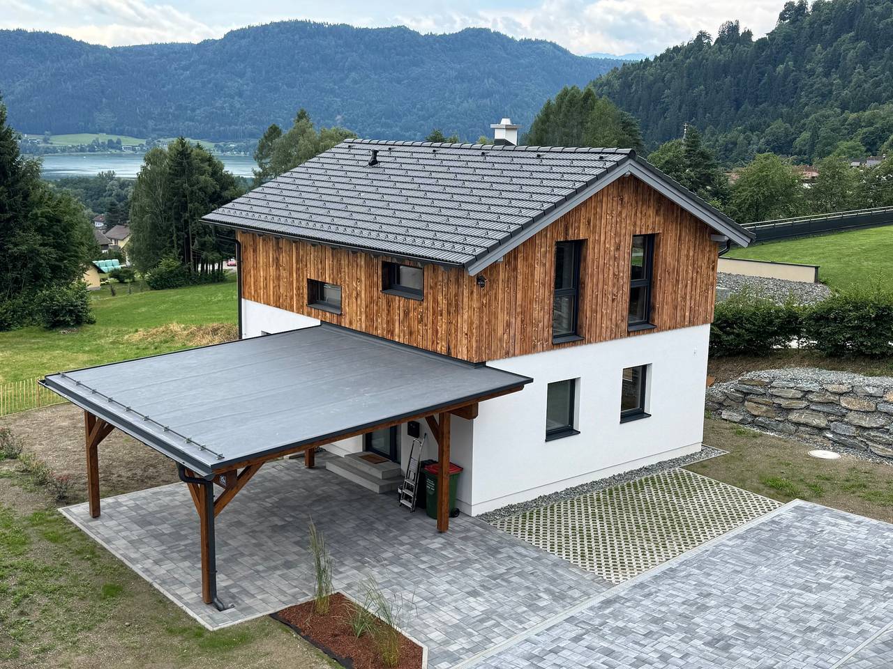 Ferienhaus 'Almrausch' mit Seeblick, privater Terrasse und Wlan in Bodensdorf, Gerlitzen