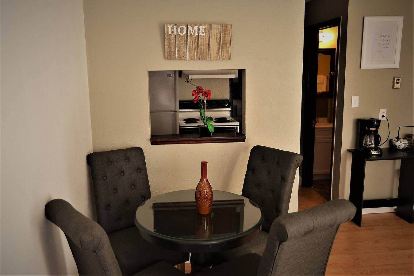 Ganze Wohnung, Urbana the Charming gut beleuchtete Wohnung mit zwei Schlafzimmern in Grand Forks, Grand Forks County