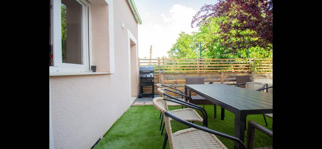 Holiday Home 'La Casa Del Maestro' with Mountain Views, Private Pool and Wi-Fi in La Pinilla, Cerezo de Abajo