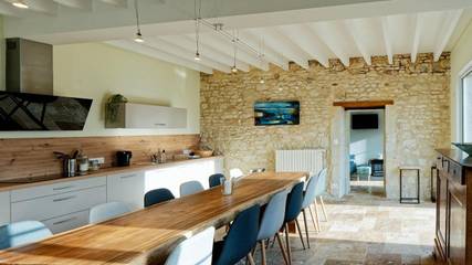 Location de vacances pour 13 personnes, avec vue ainsi que terrasse et piscine, animaux acceptés à Saint-Macaire-du-Bois