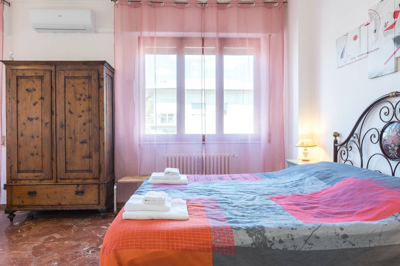 Zimmer 'Art Rooms - Kandinskij' mit privater Terrasse, Wlan und Klimaanlage in Arezzo, Arezzo Provinz