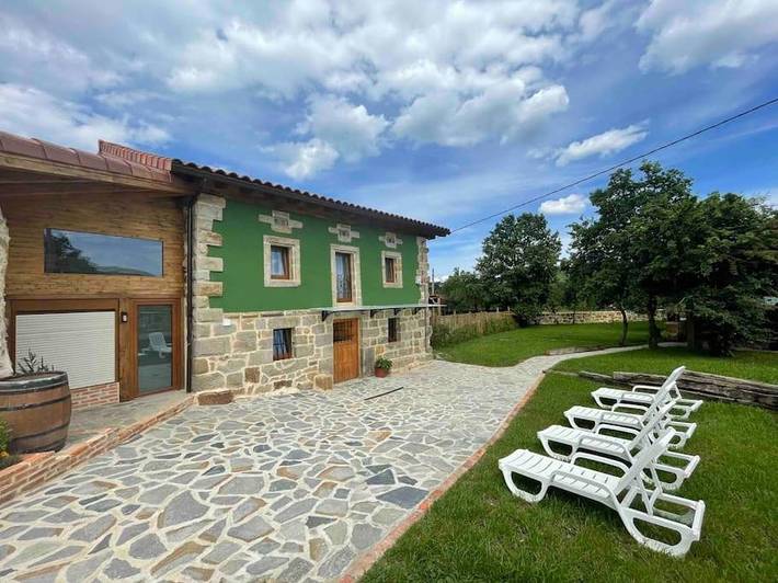 Casa rural para 16 personas, con terraza además de vistas y jardín en Las Rozas de Valdearroyo