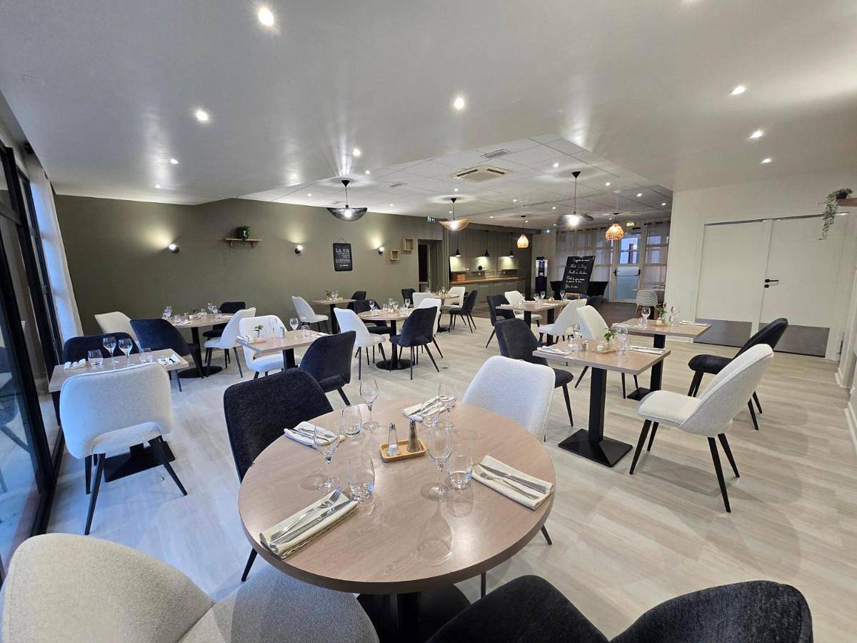 Logis Hôtel Restaurant Les Fontaines in Lanvollon, Côte de Goëlo