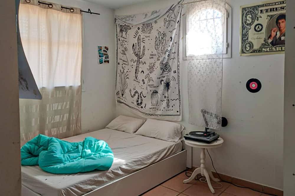 Awesome home in Oraison with private swimming pool, can be inside or outside in Oraison, Alpes de Alta Provenza