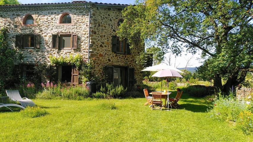 Location de vacances pour 6 personnes, avec vue et jardin à Lavaudieu