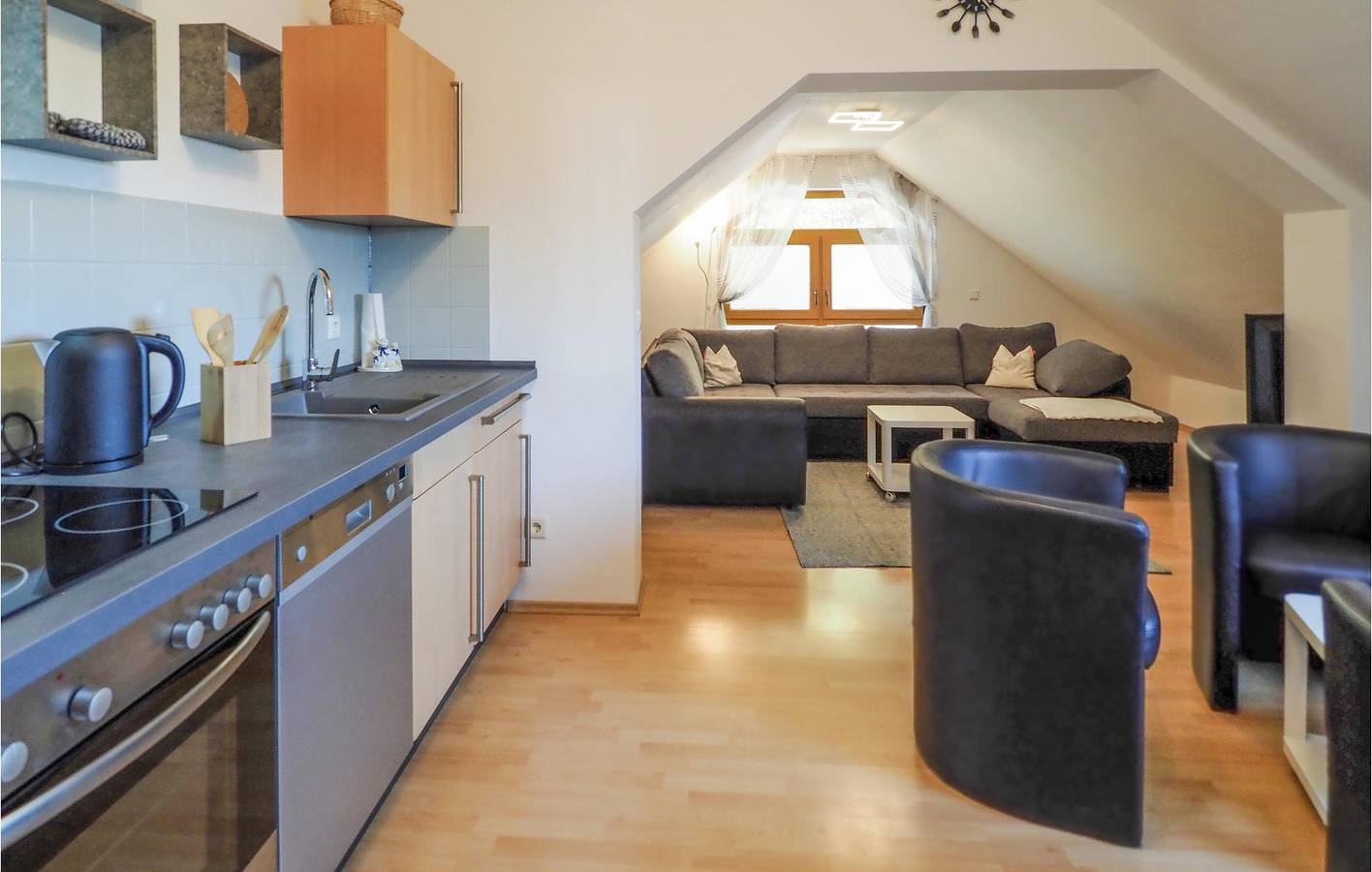 Entire holiday apartment, Cozy 85 m² Apartment with Baby Bed, TV & Parking, 2km to City in Kemmenau, Lahn-Taunus