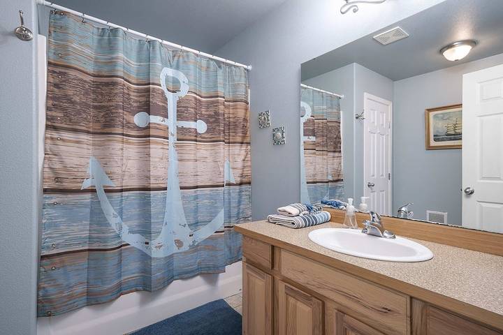 Vacation rental for 10 people, with hot tub and balcony, with pets in Oceanside (Oregon)