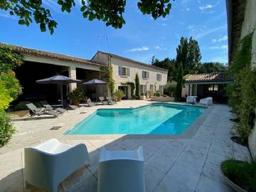 Gîte pour 8 personnes, avec jardin à Sénas