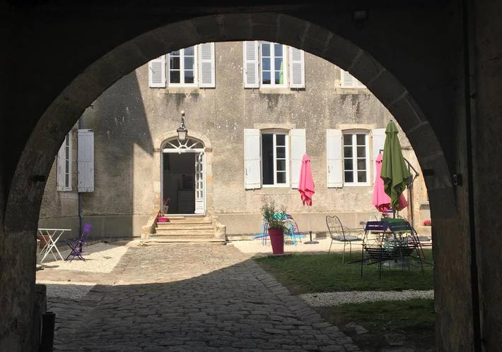 Location de vacances pour 2 personnes, avec terrasse ainsi que jardin et vue à Parthenay - 2